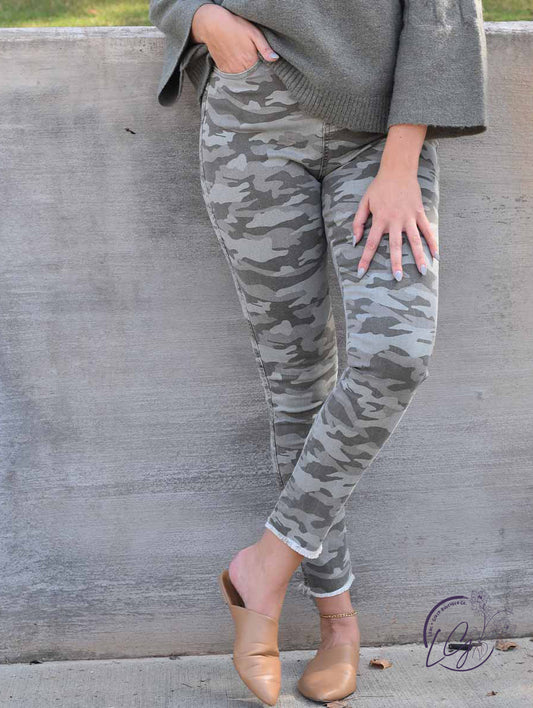 GREEN CAMO WYLIE PRINTED JEANS